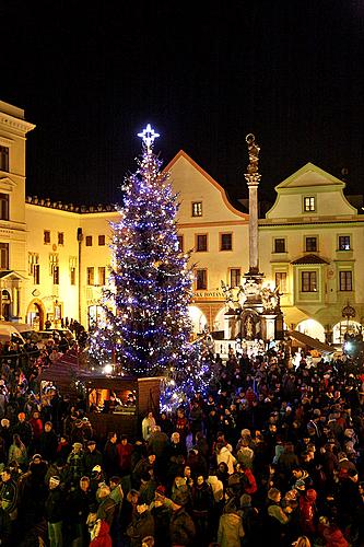 1. adventní neděle - hudebně poetické otevření adventu spojené s rozsvícením vánočního stromu, 2.12.2012