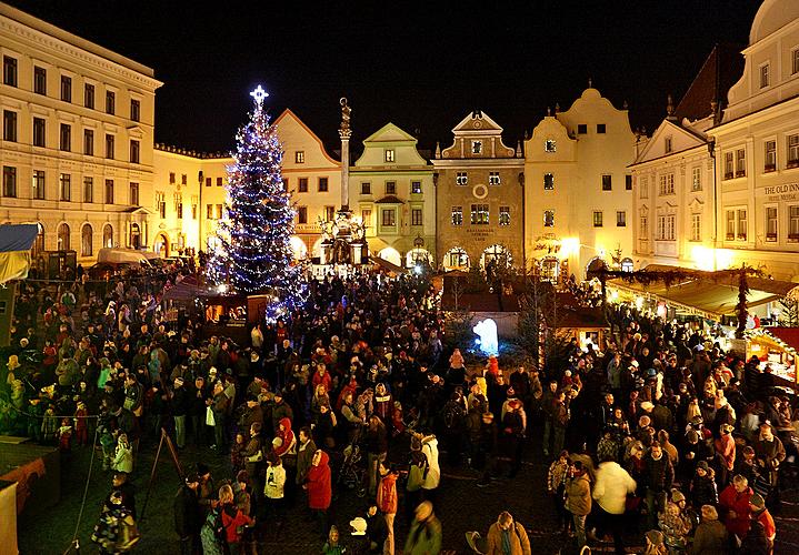 1. adventní neděle - hudebně poetické otevření adventu spojené s rozsvícením vánočního stromu, 2.12.2012