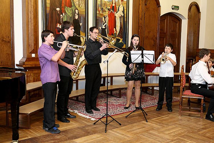 Nesem vám noviny - předvánoční koncert Brumlíků a hostů ze ZUŠ Český Krumlov, 20.12.2012