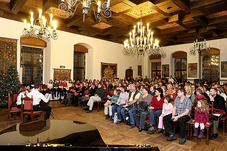 Nesem vám noviny - předvánoční koncert Brumlíků a hostů ze ZUŠ Český Krumlov, 20.12.2012