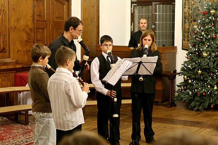 Nesem vám noviny - předvánoční koncert Brumlíků a hostů ze ZUŠ Český Krumlov, 20.12.2012