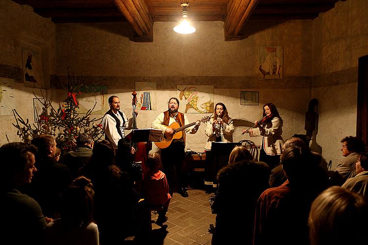 Traditionelles Weihnachtskonzert der Krumauer Folkgruppe Kapka, 25.12.2012