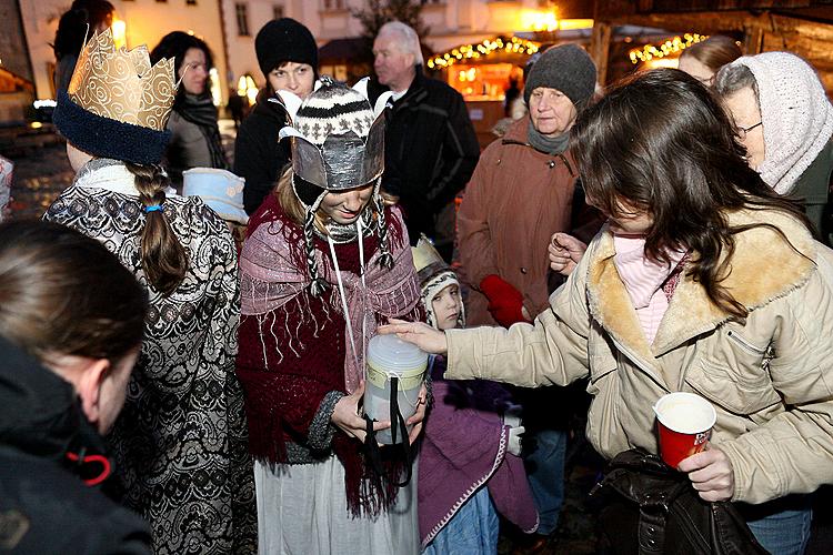 Dreikönigstag in Český Krumlov und Löschen des Weihnachtsbaums, 6.1.2013