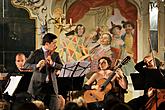 Miriam Rodriguez Brüllová (Gitarre), Albert Wonjae Pae (Flöte) & Virtuosi Pragenses, Internationales Musikfestival Český Krumlov, 8.8.2013, Quelle: Auviex s.r.o., Foto: Libor Sváček