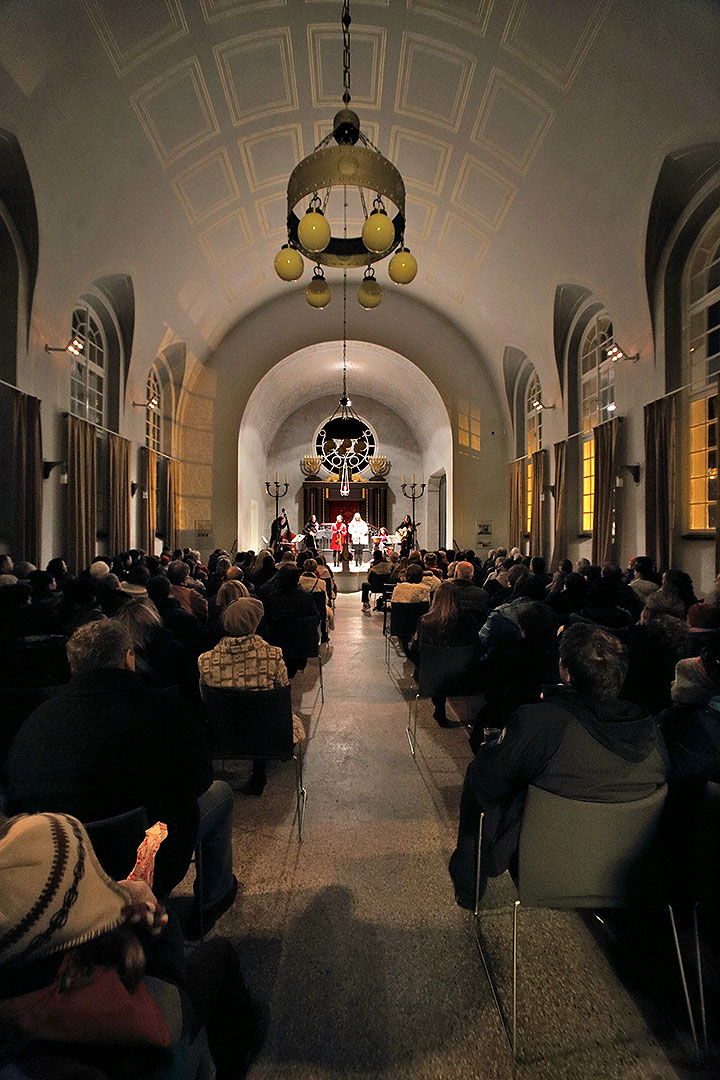 Lakomá Barka - Vorweihnachtskonzert, Synagoge Český Krumlov 8.12.2013