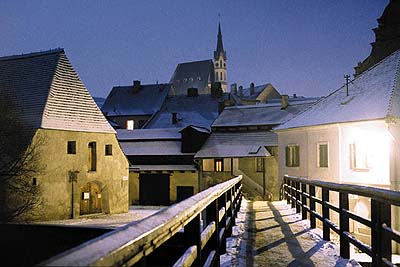 Český Krumlov, Winteransicht des Zeughauses, im Hintergrund die Kirche St. Veit, foto:  Libor Sváček 