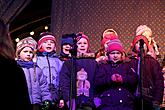 3. Adventsonntag - gemeinsames Singen am Weihnachtsbaum, 15.12.2013, Foto: Lubor Mrázek