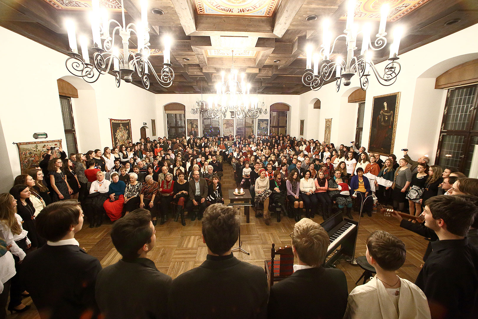 Die Zeit der Freude und Fröhlichkeit - Konzert des Ensembles Medvíďata, Kunstschule ZUŠ Český Krumlov, 22.12.2013