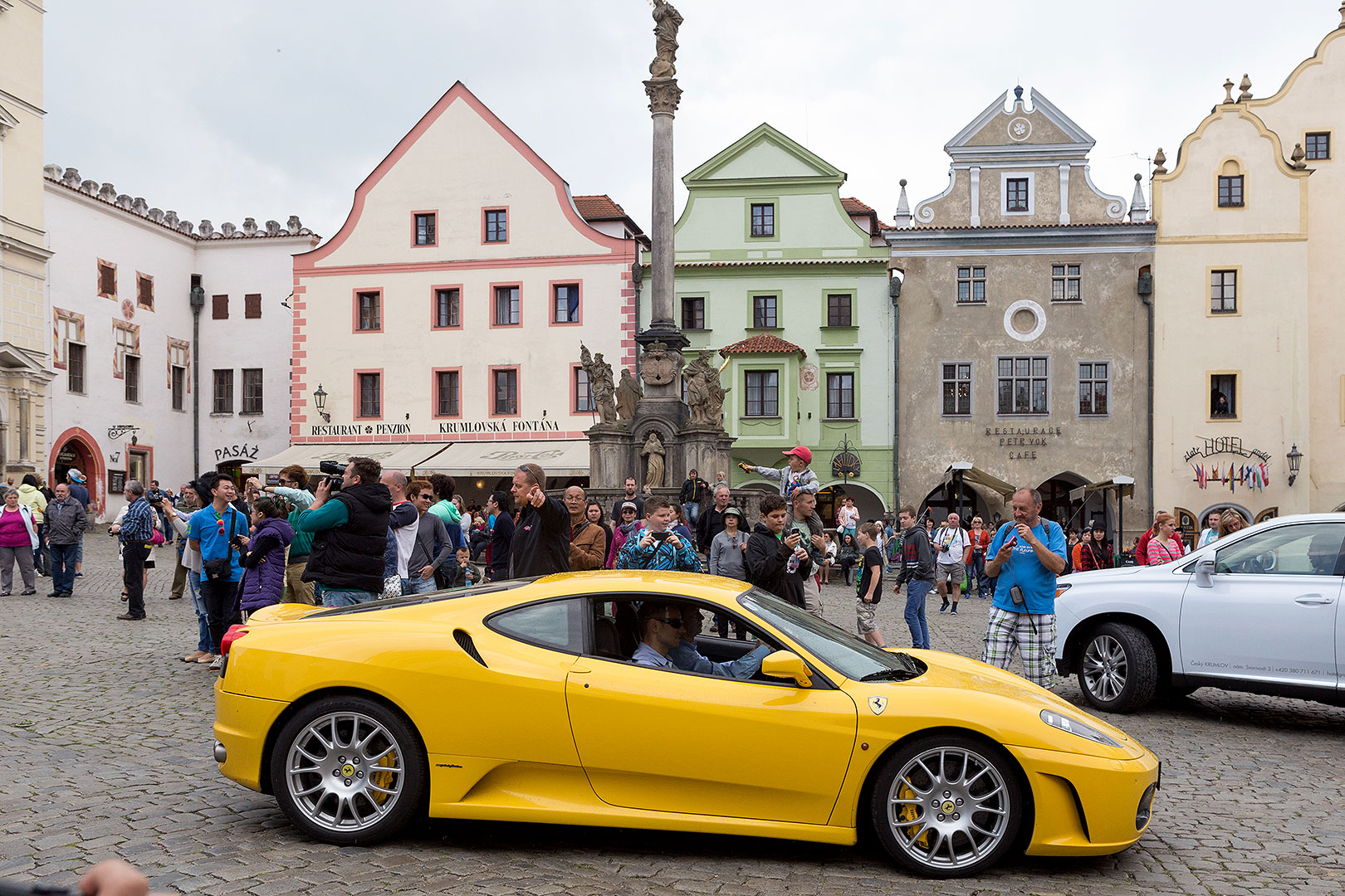 Sraz motoklubu Ferrari Club Austria a přehlídka luxusních automobilů, náměstí Svornosti Český Krumlov 2.5.2014