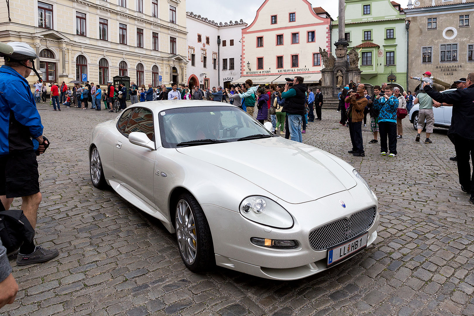 Sraz motoklubu Ferrari Club Austria a přehlídka luxusních automobilů, náměstí Svornosti Český Krumlov 2.5.2014