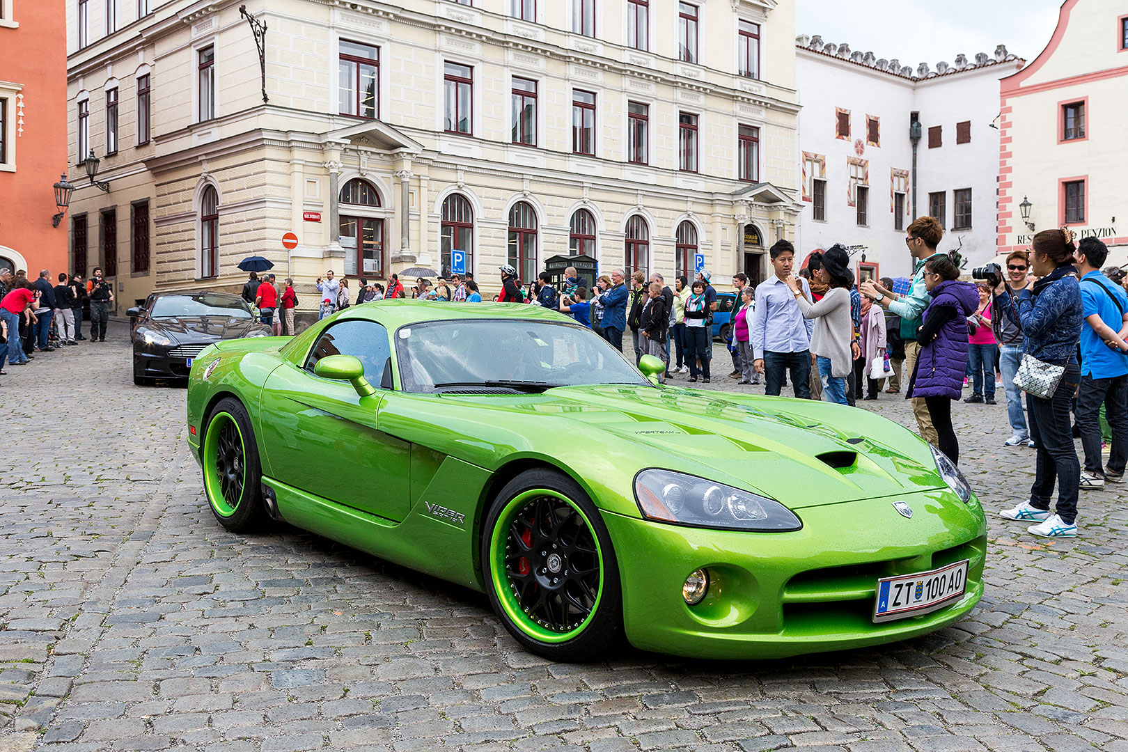 Sraz motoklubu Ferrari Club Austria a přehlídka luxusních automobilů, náměstí Svornosti Český Krumlov 2.5.2014