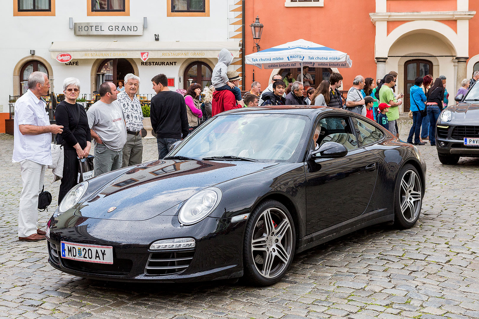 Sraz motoklubu Ferrari Club Austria a přehlídka luxusních automobilů, náměstí Svornosti Český Krumlov 2.5.2014