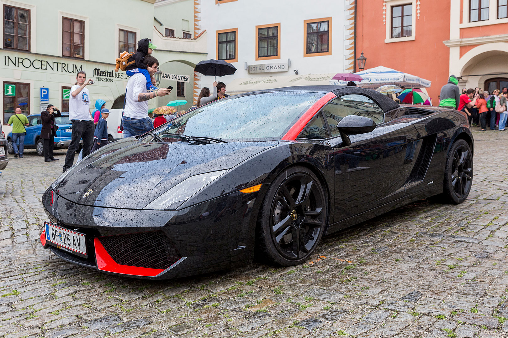 Ferrari Klub Österreich, Stadtplatz Svornosti Český Krumlov 2.5.2014