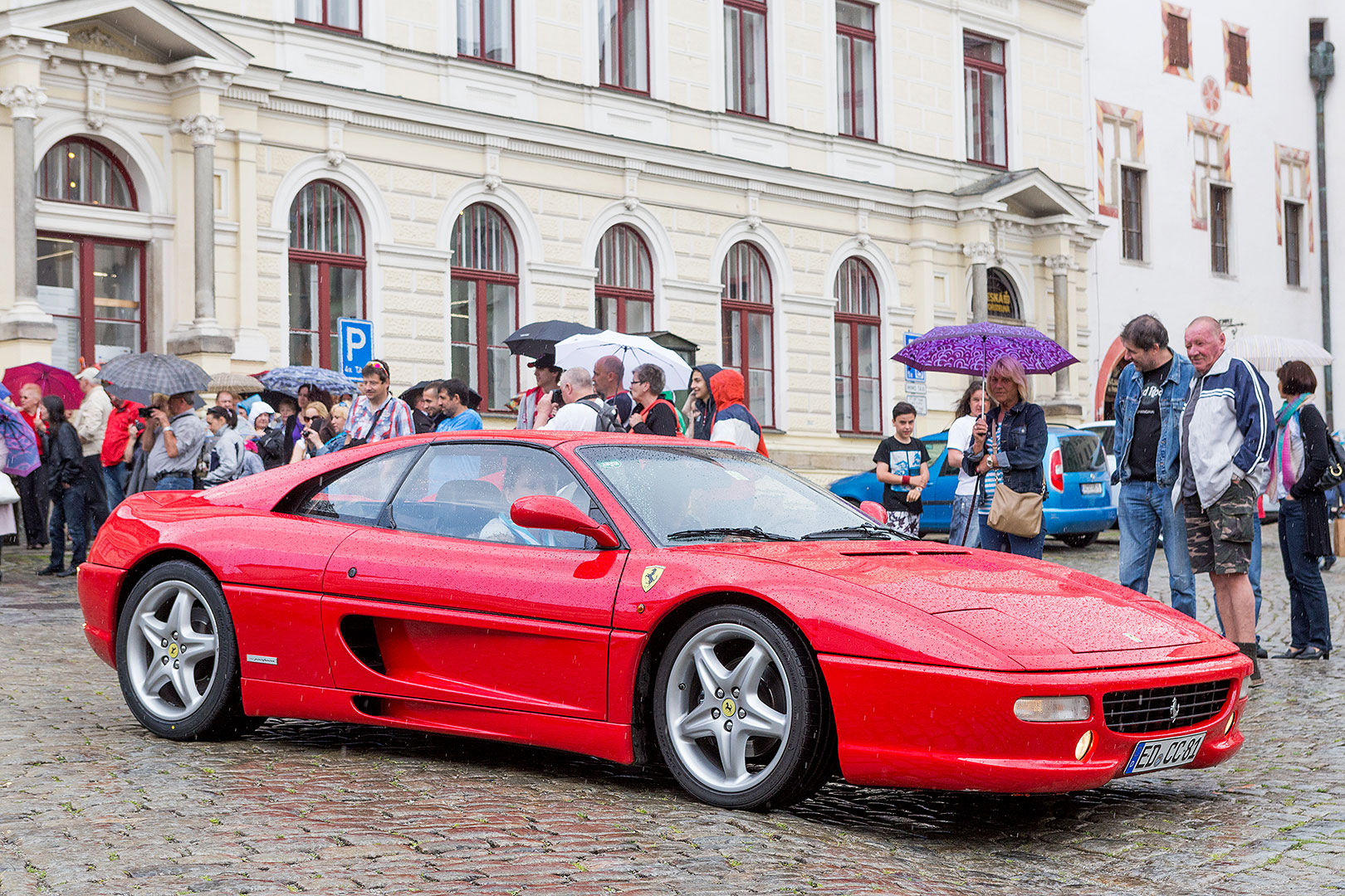 Sraz motoklubu Ferrari Club Austria a přehlídka luxusních automobilů, náměstí Svornosti Český Krumlov 2.5.2014