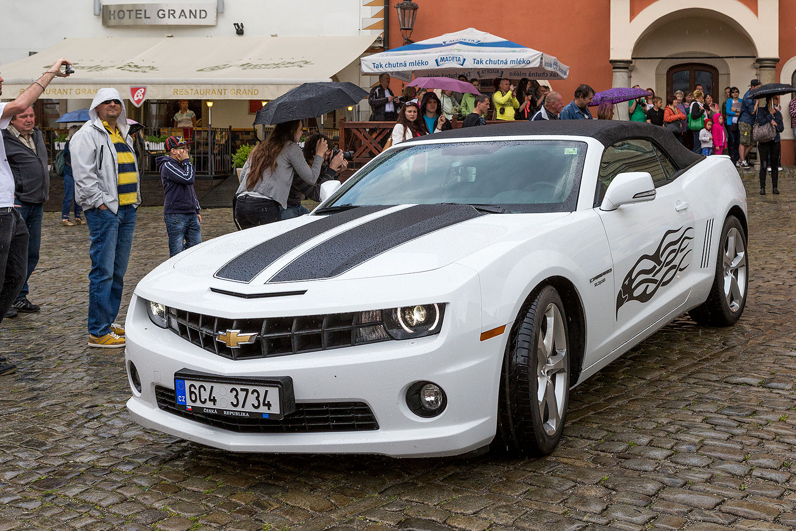 Sraz motoklubu Ferrari Club Austria a přehlídka luxusních automobilů, náměstí Svornosti Český Krumlov 2.5.2014