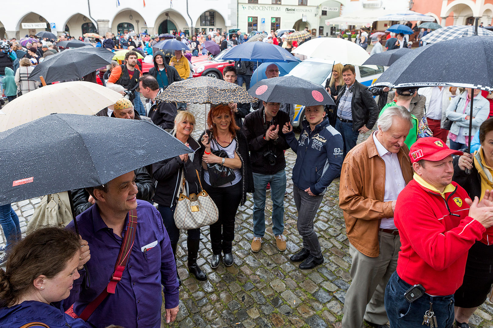 Sraz motoklubu Ferrari Club Austria a přehlídka luxusních automobilů, náměstí Svornosti Český Krumlov 2.5.2014