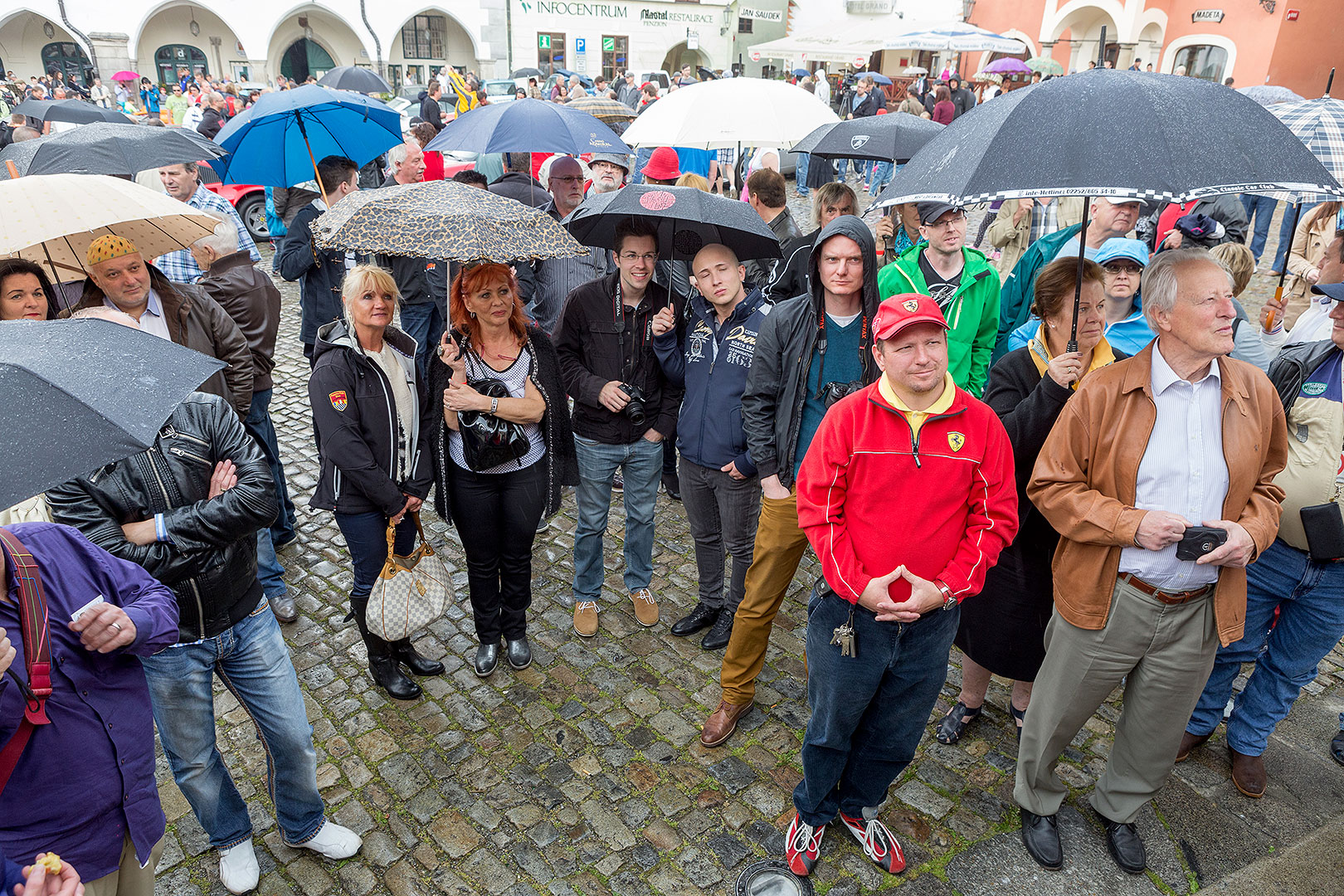 Sraz motoklubu Ferrari Club Austria a přehlídka luxusních automobilů, náměstí Svornosti Český Krumlov 2.5.2014