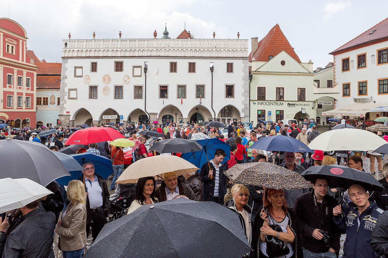 Sraz motoklubu Ferrari Club Austria a přehlídka luxusních automobilů, náměstí Svornosti Český Krumlov 2.5.2014