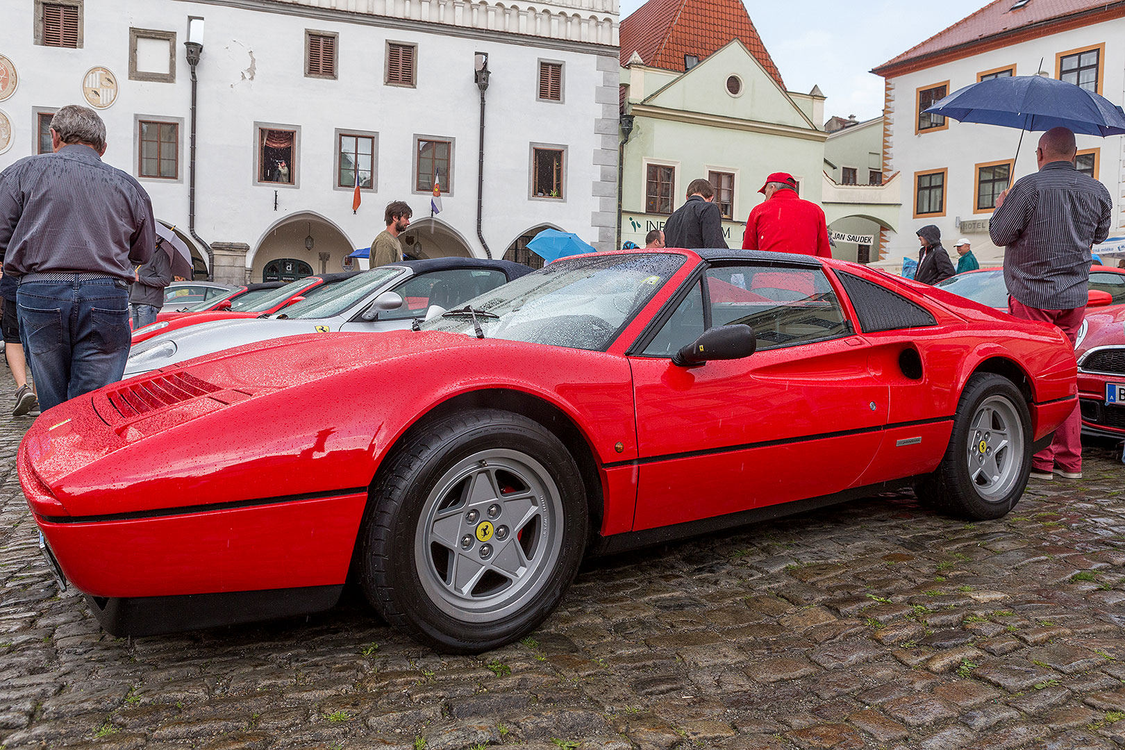 Sraz motoklubu Ferrari Club Austria a přehlídka luxusních automobilů, náměstí Svornosti Český Krumlov 2.5.2014