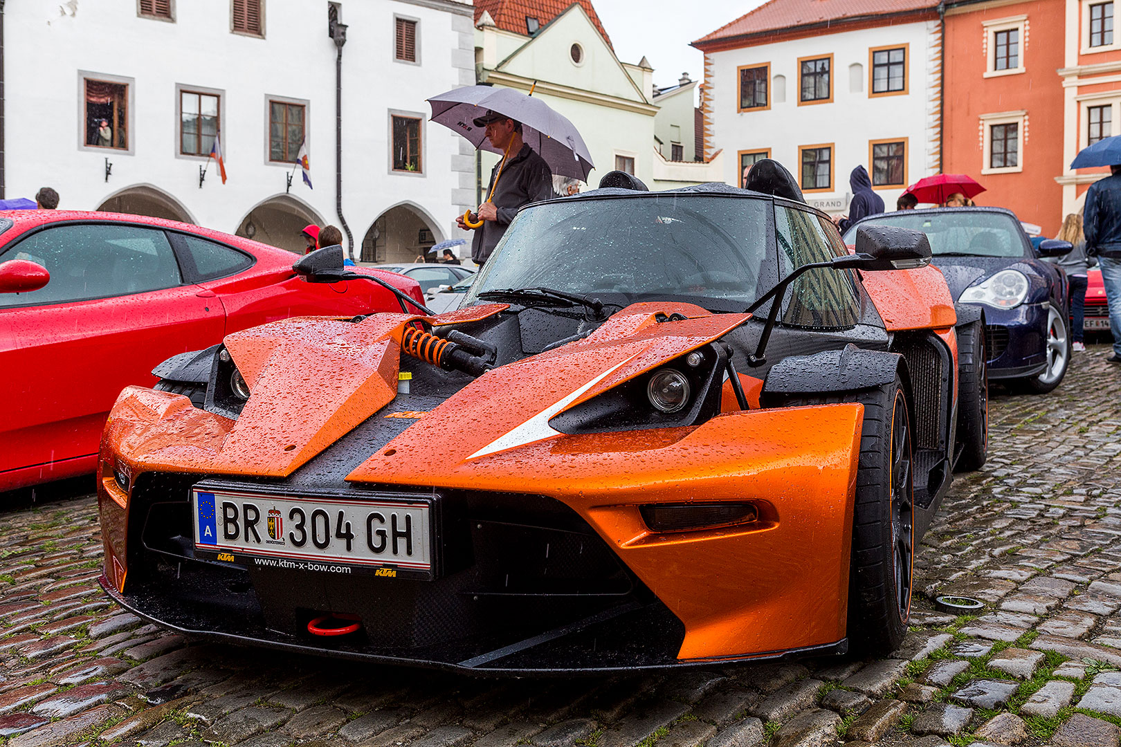 Sraz motoklubu Ferrari Club Austria a přehlídka luxusních automobilů, náměstí Svornosti Český Krumlov 2.5.2014