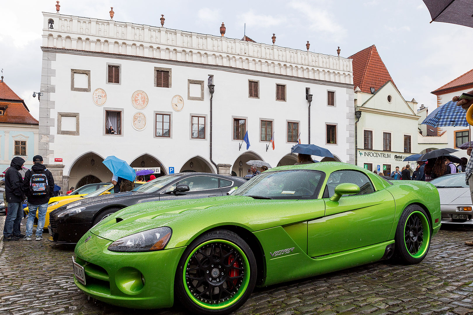 Sraz motoklubu Ferrari Club Austria a přehlídka luxusních automobilů, náměstí Svornosti Český Krumlov 2.5.2014