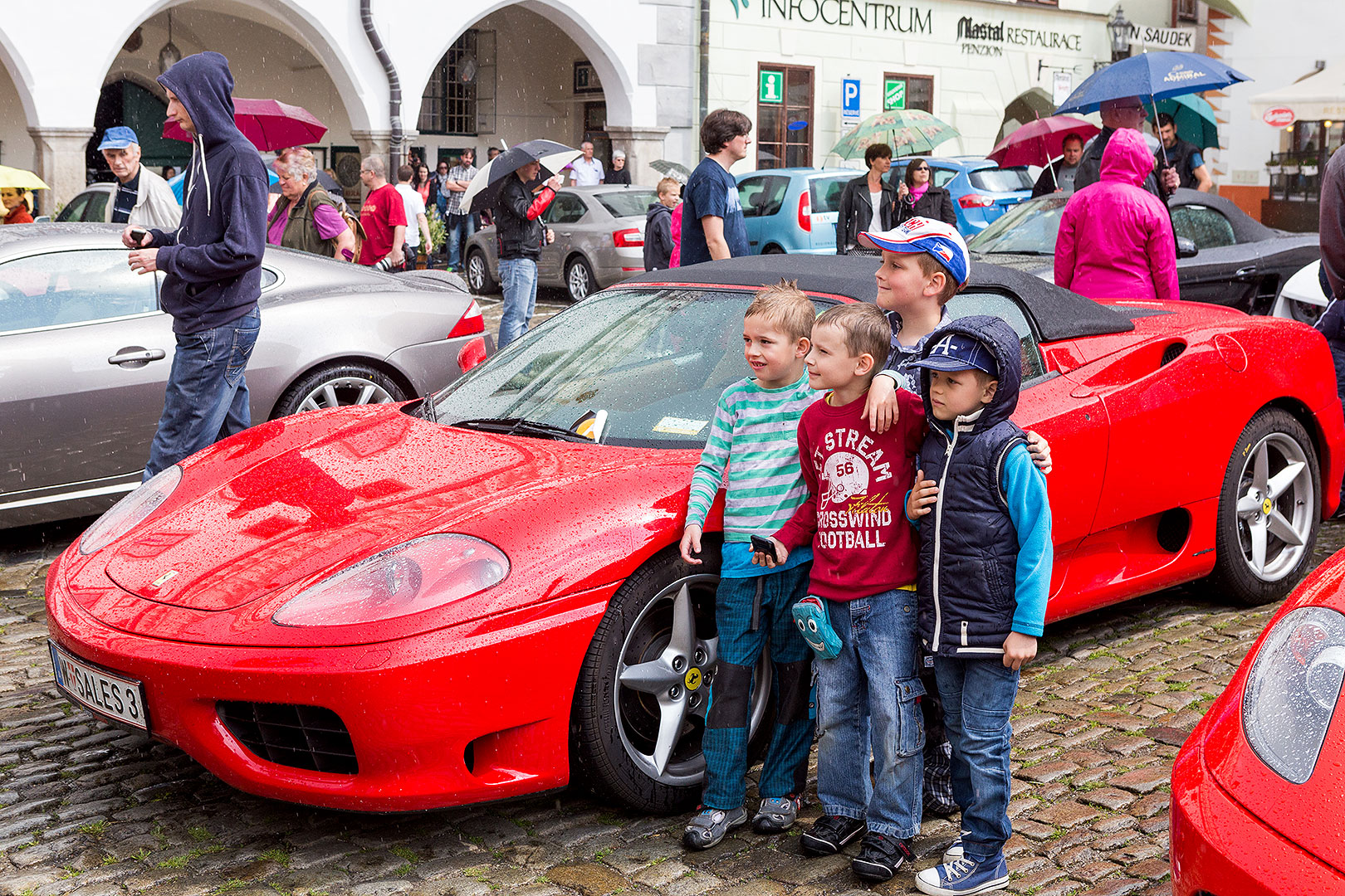 Sraz motoklubu Ferrari Club Austria a přehlídka luxusních automobilů, náměstí Svornosti Český Krumlov 2.5.2014