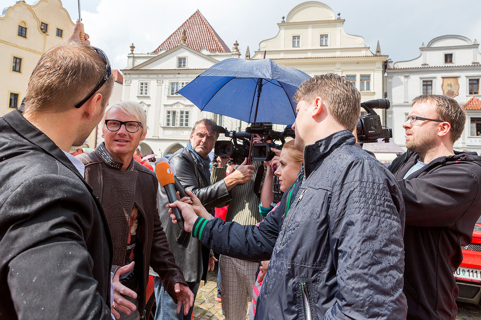 Sraz motoklubu Ferrari Club Austria a přehlídka luxusních automobilů, náměstí Svornosti Český Krumlov 2.5.2014