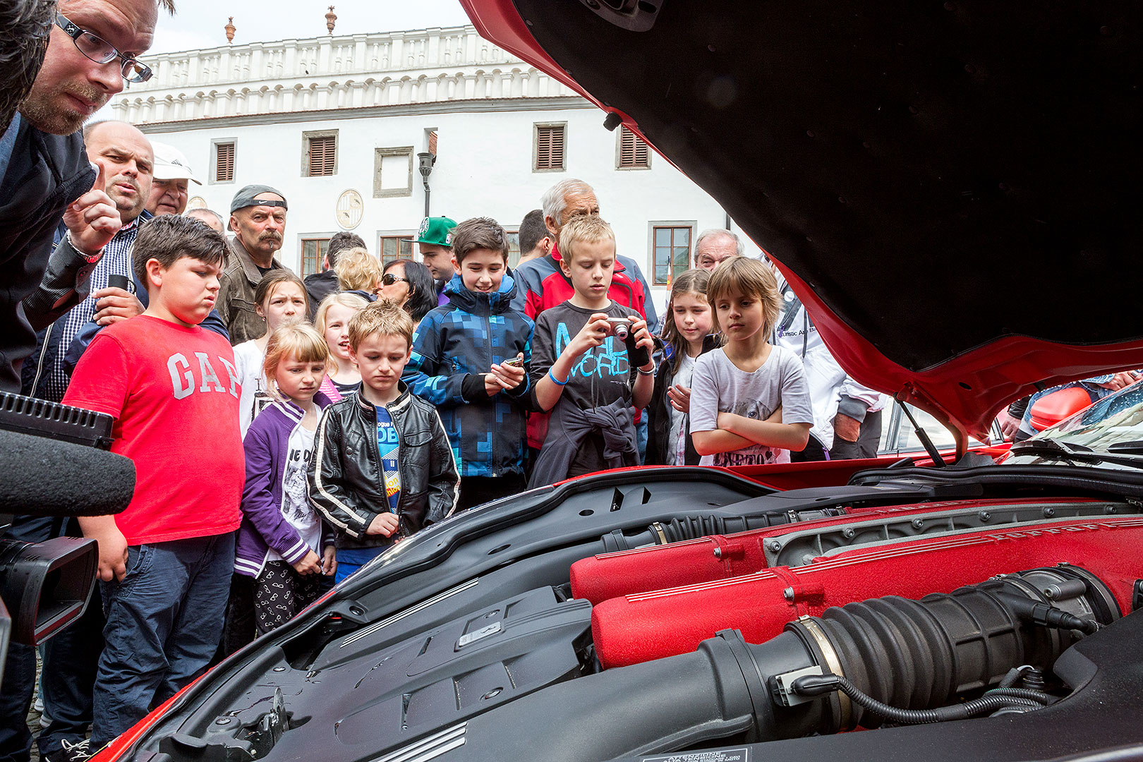 Sraz motoklubu Ferrari Club Austria a přehlídka luxusních automobilů, náměstí Svornosti Český Krumlov 2.5.2014