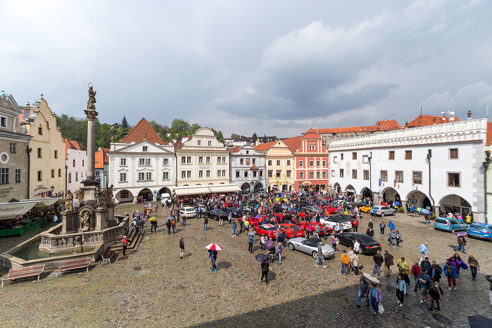 Sraz motoklubu Ferrari Club Austria a přehlídka luxusních automobilů, náměstí Svornosti Český Krumlov 2.5.2014