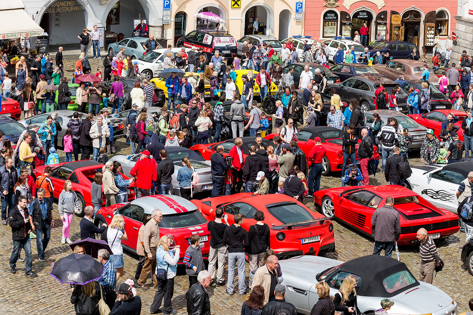 Sraz motoklubu Ferrari Club Austria a přehlídka luxusních automobilů, náměstí Svornosti Český Krumlov 2.5.2014