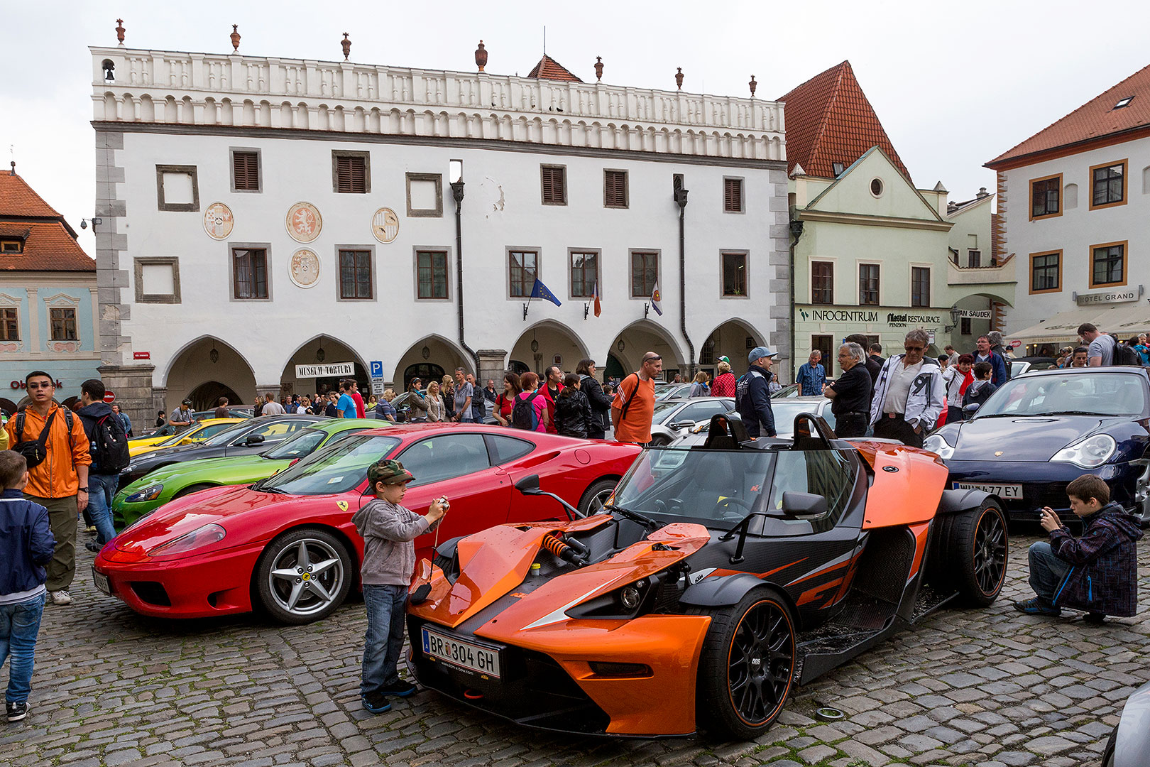 Sraz motoklubu Ferrari Club Austria a přehlídka luxusních automobilů, náměstí Svornosti Český Krumlov 2.5.2014