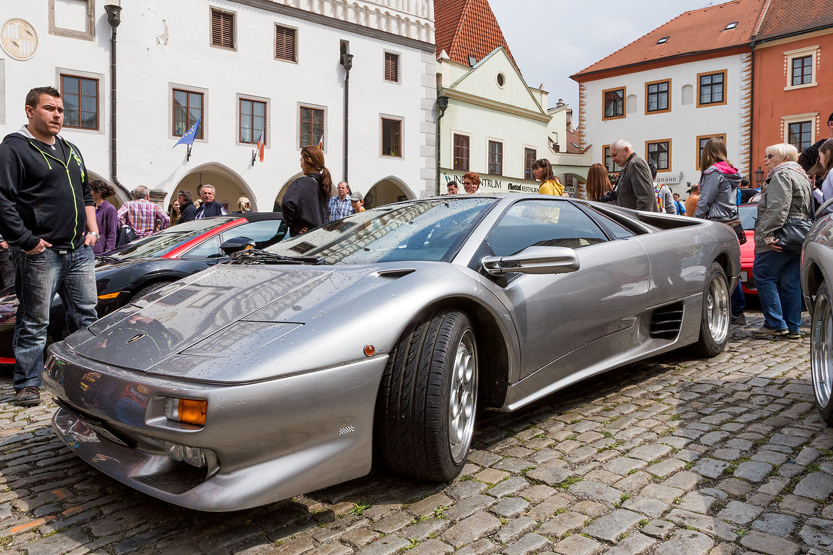 Sraz motoklubu Ferrari Club Austria a přehlídka luxusních automobilů, náměstí Svornosti Český Krumlov 2.5.2014
