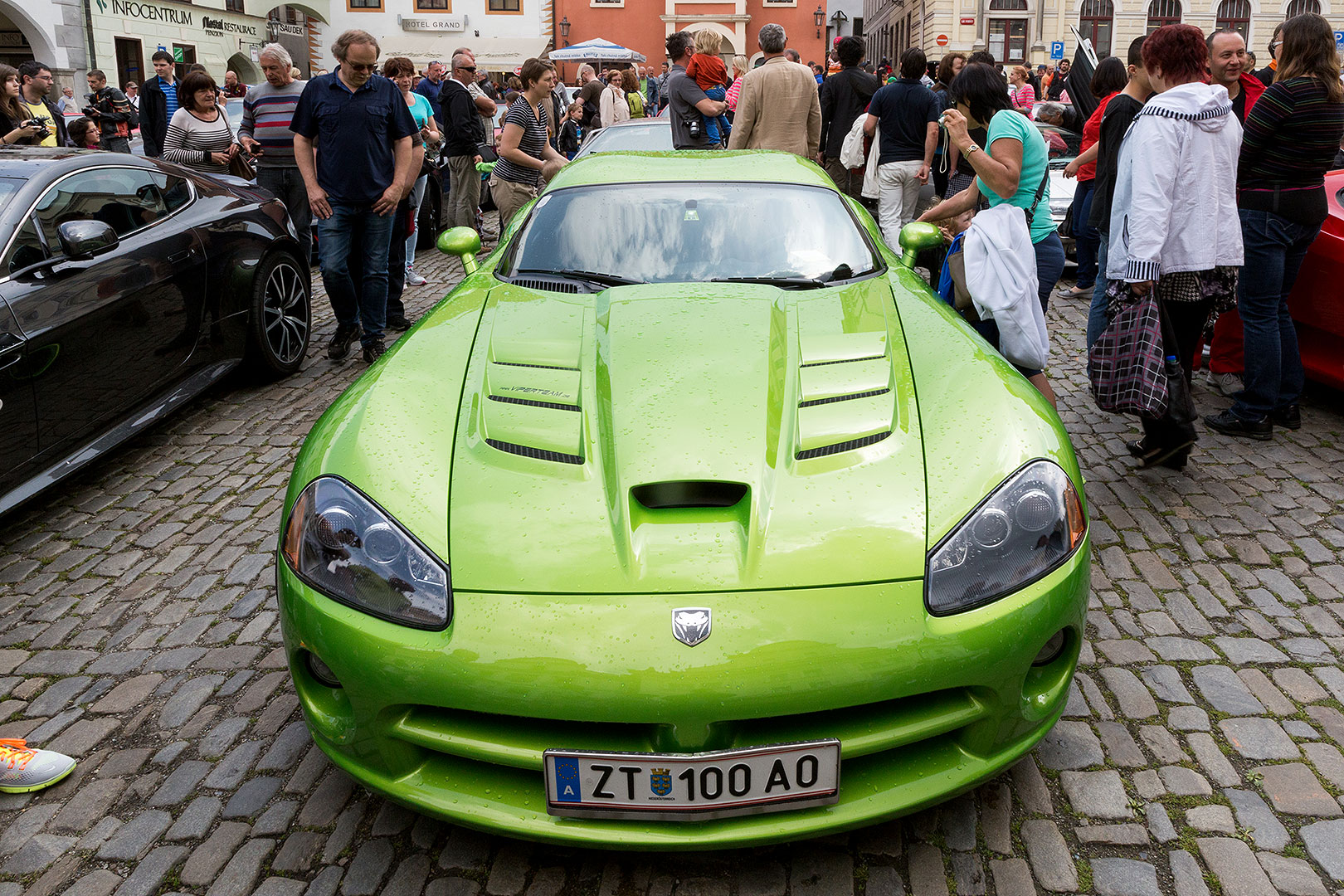 Sraz motoklubu Ferrari Club Austria a přehlídka luxusních automobilů, náměstí Svornosti Český Krumlov 2.5.2014