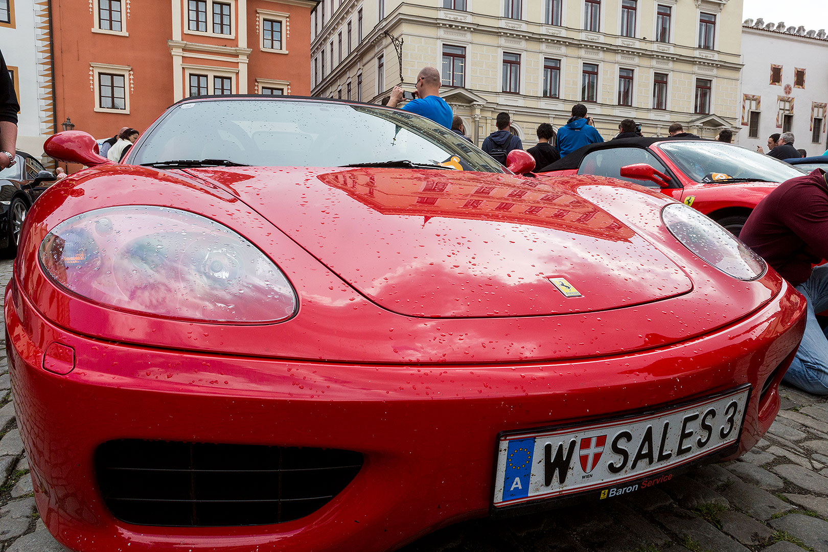 Sraz motoklubu Ferrari Club Austria a přehlídka luxusních automobilů, náměstí Svornosti Český Krumlov 2.5.2014