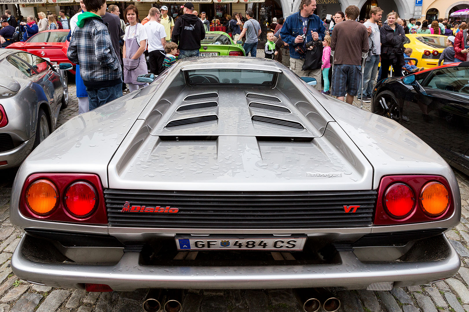 Sraz motoklubu Ferrari Club Austria a přehlídka luxusních automobilů, náměstí Svornosti Český Krumlov 2.5.2014