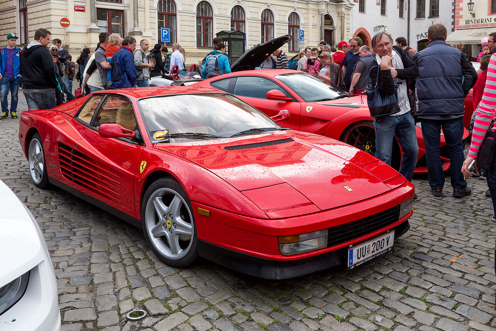 Sraz motoklubu Ferrari Club Austria a přehlídka luxusních automobilů, náměstí Svornosti Český Krumlov 2.5.2014