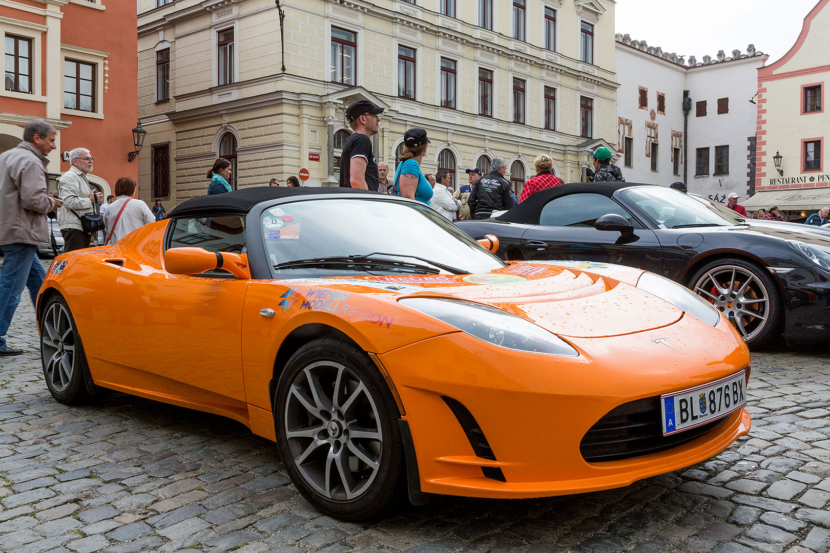 Sraz motoklubu Ferrari Club Austria a přehlídka luxusních automobilů, náměstí Svornosti Český Krumlov 2.5.2014