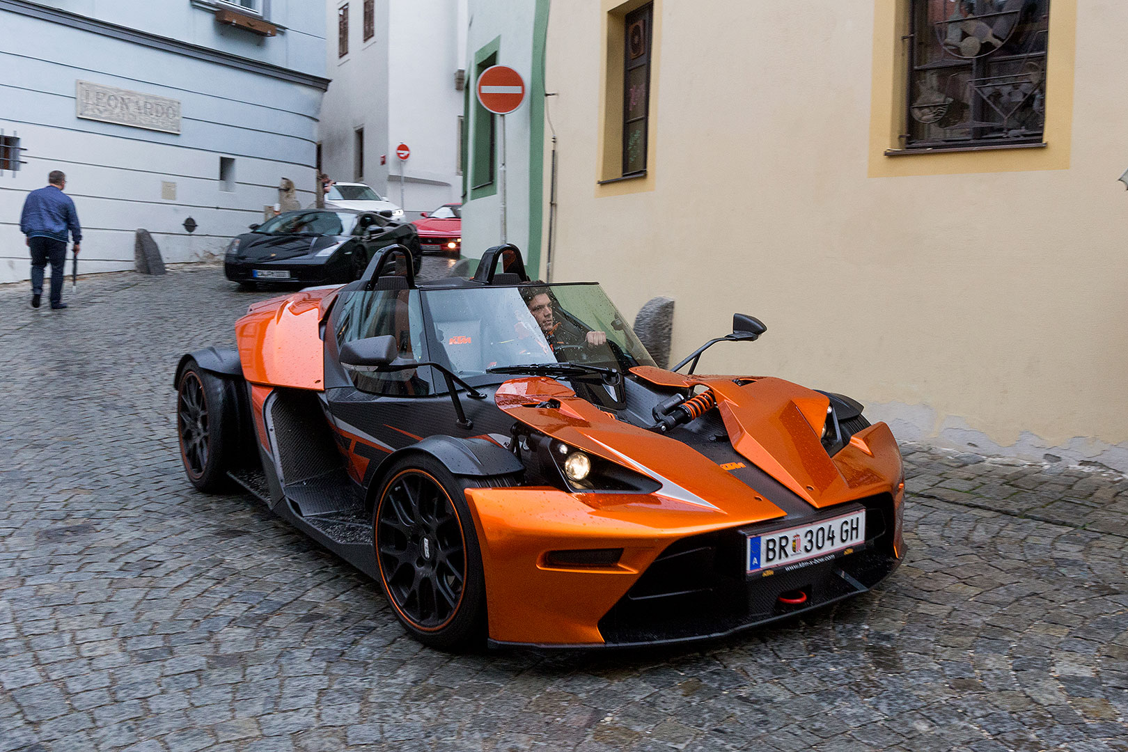 Sraz motoklubu Ferrari Club Austria a přehlídka luxusních automobilů, náměstí Svornosti Český Krumlov 2.5.2014