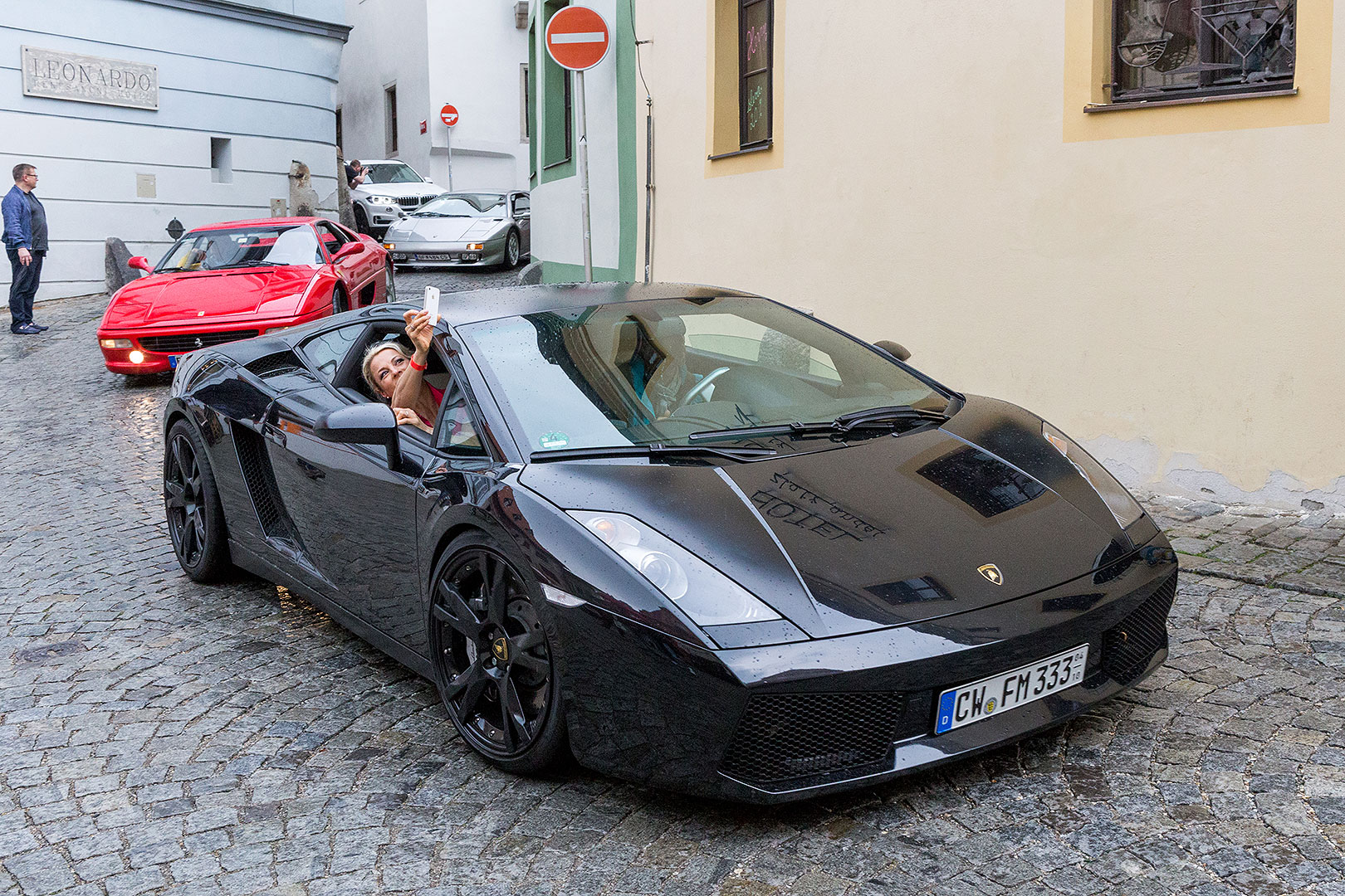 Sraz motoklubu Ferrari Club Austria a přehlídka luxusních automobilů, náměstí Svornosti Český Krumlov 2.5.2014