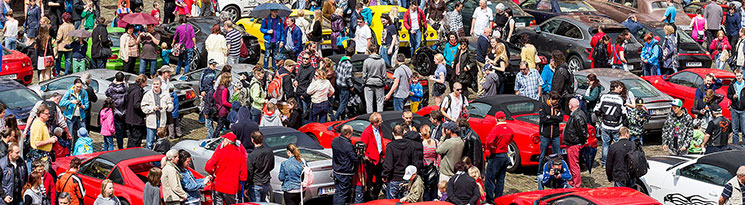 Sraz motoklubu Ferrari Club Austria a pÅehlÃ­dka luxusnÃ­ch automobilÅ¯, nÃ¡mÄstÃ­ Svornosti ÄeskÃ½ Krumlov 2.5.2014