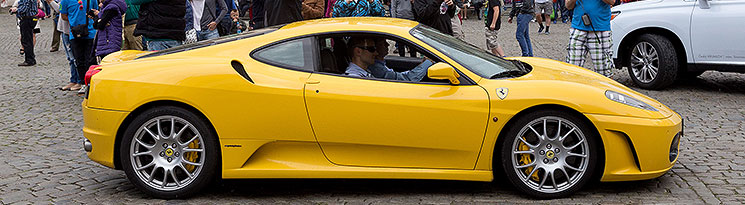 Sraz motoklubu Ferrari Club Austria a pÅehlÃ­dka luxusnÃ­ch automobilÅ¯, nÃ¡mÄstÃ­ Svornosti ÄeskÃ½ Krumlov 2.5.2014