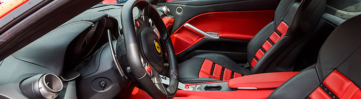 Sraz motoklubu Ferrari Club Austria a pÅehlÃ­dka luxusnÃ­ch automobilÅ¯, nÃ¡mÄstÃ­ Svornosti ÄeskÃ½ Krumlov 2.5.2014