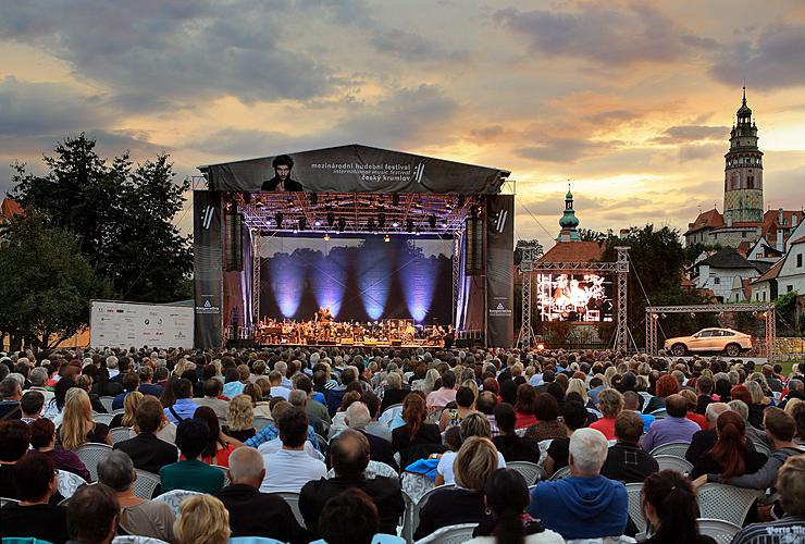 Pocta českým muzikálům - Bára Basiková, Ilona Csáková, Leona Machálková, Petr Kolář, Jan Kříž, Václav Noid Bárta a Pavel Vítek, moderátor večera: Roman Vojtek, 9.8.2014, Mezinárodní hudební festival Český Krumlov