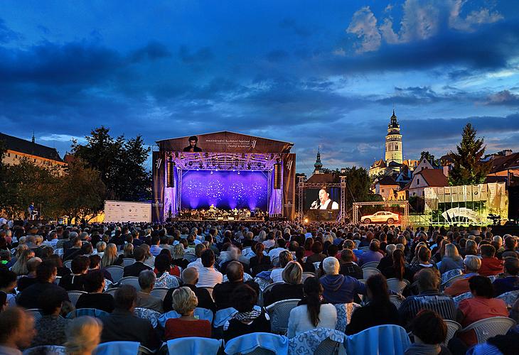 Pocta českým muzikálům - Bára Basiková, Ilona Csáková, Leona Machálková, Petr Kolář, Jan Kříž, Václav Noid Bárta a Pavel Vítek, moderátor večera: Roman Vojtek, 9.8.2014, Mezinárodní hudební festival Český Krumlov