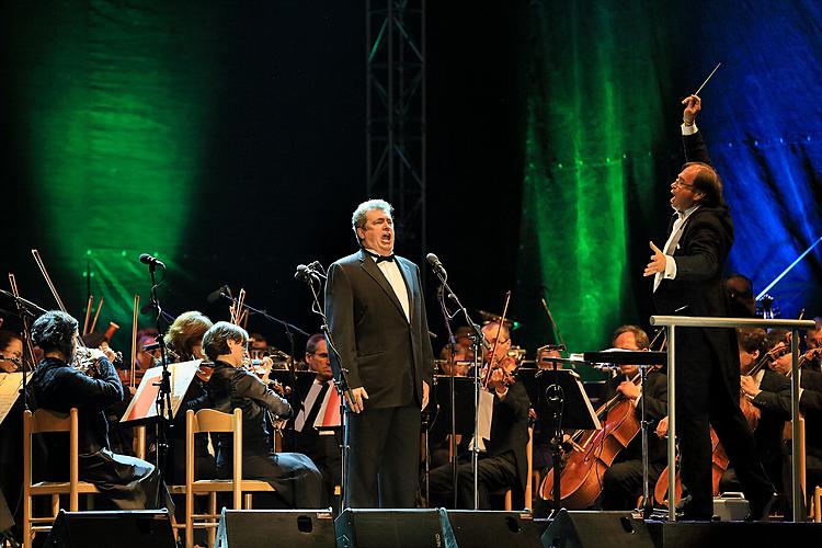 Makvala Kasrashvili (Sopran), Anna Aglatova (Sopran), Svetlana Shilova (Mezzosopran), Oleg Kulko (Tenor), Mikhail Kazakov (Bass), Bohuslav Martinů Philharmonie, Dirigent: Leoš Svárovský, 16.8.2014, Internationales Musikfestival Český Krumlov