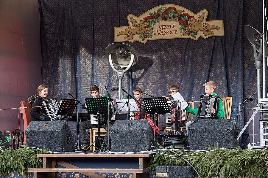 Koncerty: akordeonové kvarteto ZUŠ, „Nádrž“ ze ZŠ Za nádražím a Chlapi v sobě 13.12.2014, Advent a Vánoce v Českém Krumlově