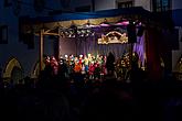 Gemeinsames Singen am Weihnachtsbaum: Kinder von Krumauer Kindergärten und Grundschulen und Städtischer Sängerchor Perchta, moderiert von Jan Palkovič und Ivo Janoušek 14.12.2014, Advent und Weihnachten in Český Krumlov, Foto: Lubor Mrázek