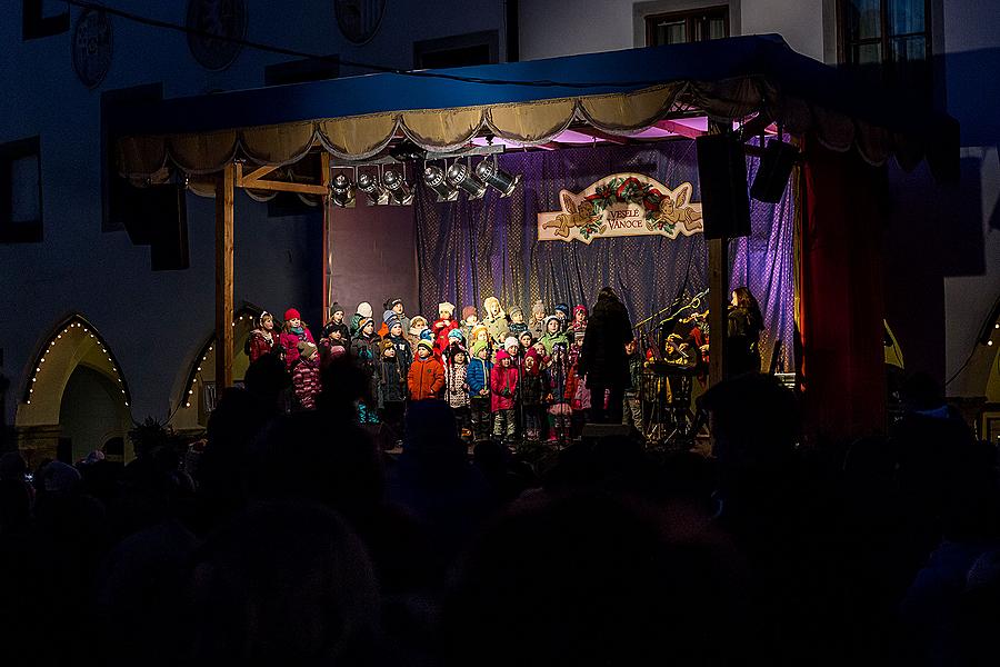 Gemeinsames Singen am Weihnachtsbaum: Kinder von Krumauer Kindergärten und Grundschulen und Städtischer Sängerchor Perchta, moderiert von Jan Palkovič und Ivo Janoušek 14.12.2014, Advent und Weihnachten in Český Krumlov