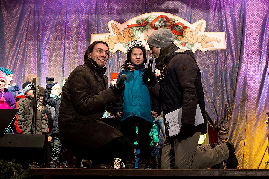 Gemeinsames Singen am Weihnachtsbaum: Kinder von Krumauer Kindergärten und Grundschulen und Städtischer Sängerchor Perchta, moderiert von Jan Palkovič und Ivo Janoušek 14.12.2014, Advent und Weihnachten in Český Krumlov