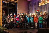 Gemeinsames Singen am Weihnachtsbaum: Kinder von Krumauer Kindergärten und Grundschulen und Städtischer Sängerchor Perchta, moderiert von Jan Palkovič und Ivo Janoušek 14.12.2014, Advent und Weihnachten in Český Krumlov, Foto: Lubor Mrázek